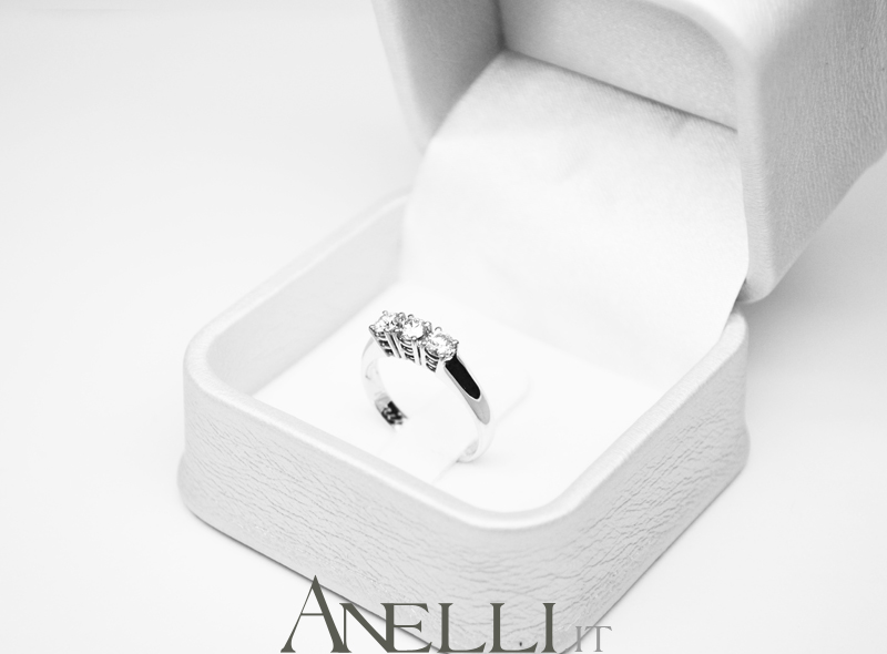 anello-trilogy-di-mezzo-carato-e-vvs1-9