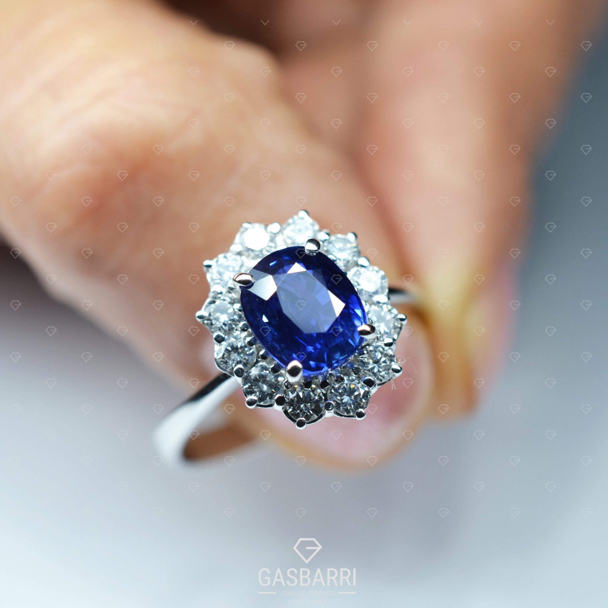 anello-zaffiro-blu-e-diamanti-3