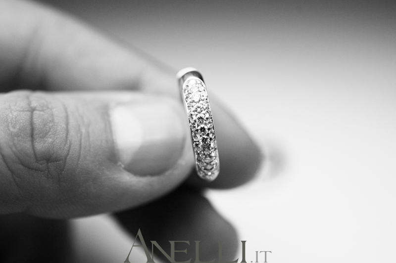 orecchini-a-cerchio-con-pave-di-diamanti-4