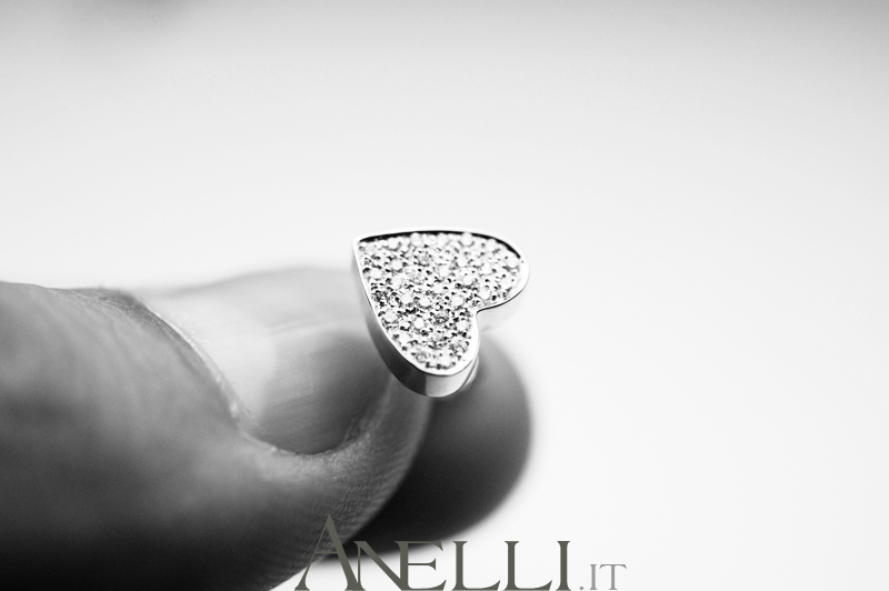 orecchini-con-cuori-a-pave-di-diamanti-3