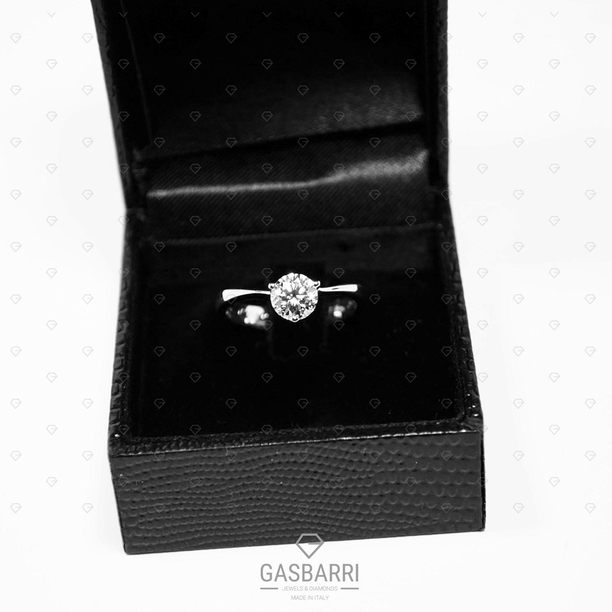 solitario a cuore con diamante di 0,90 carati F-VS1-8