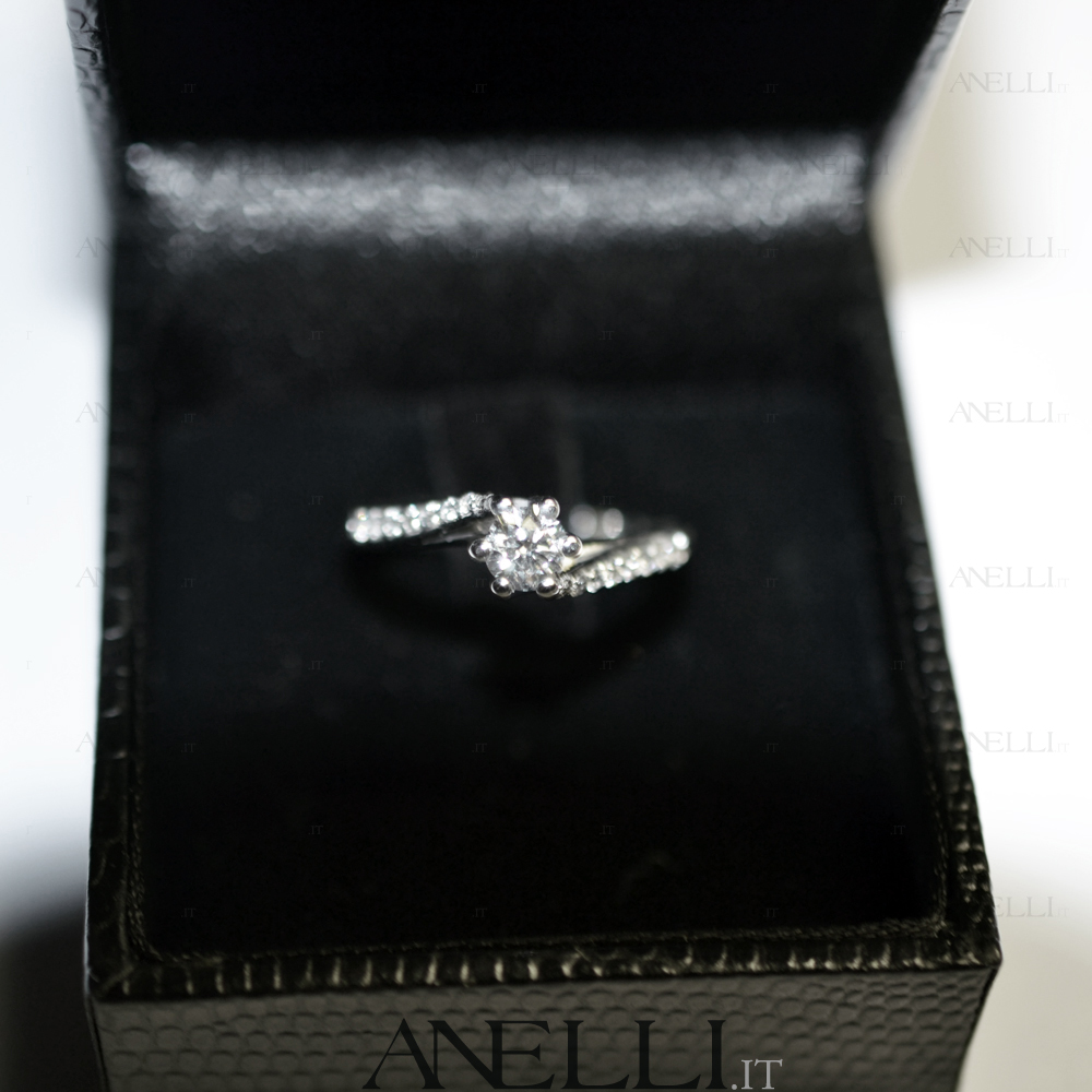 solitario-con-diamanti-laterali-0-60-carati-f-vvs1-5