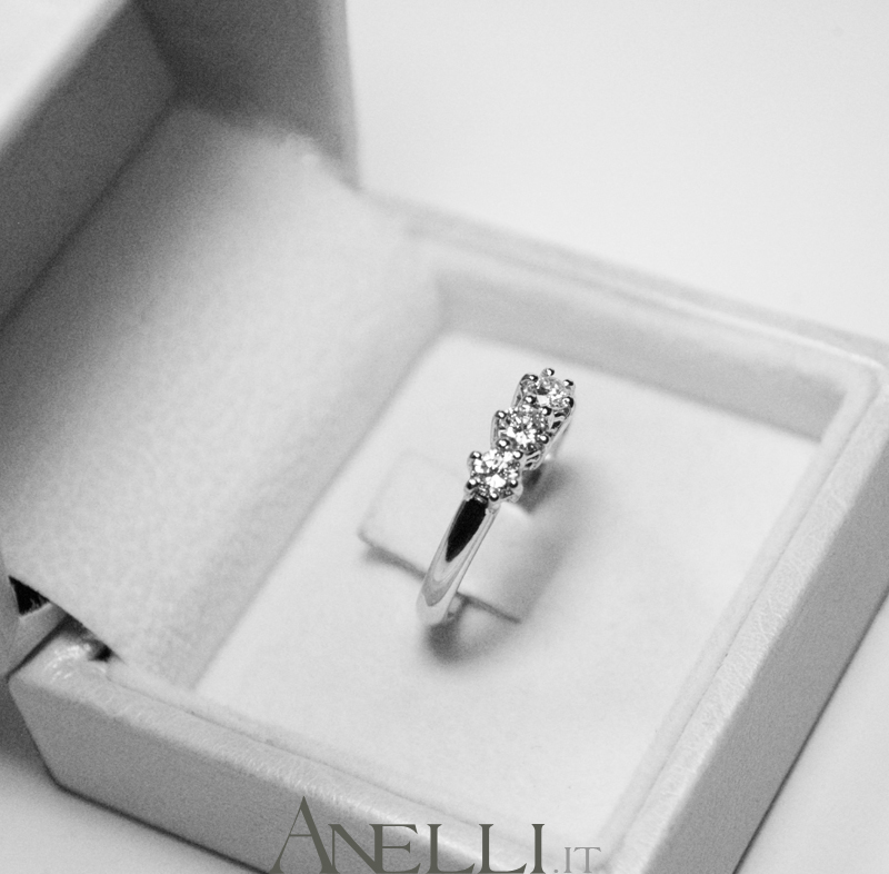 trilogy-in-oro-bianco-0-30-carati-g-vs1-2_1