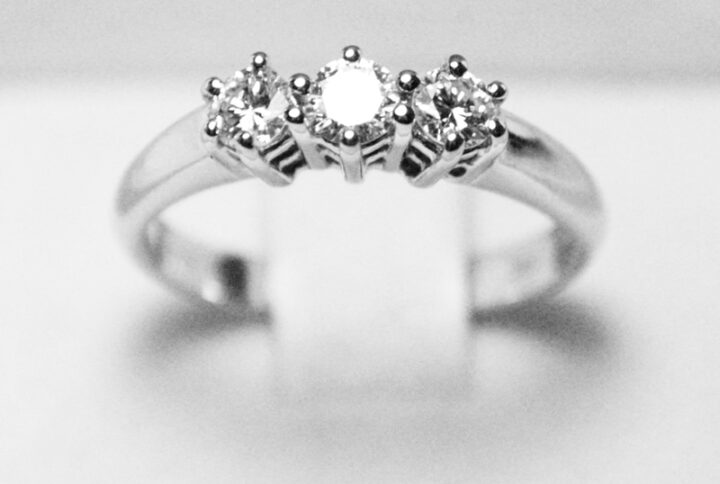 trilogy-in-oro-bianco-0-30-carati-g-vs1-3_1