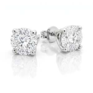 Due orecchini punto luce con diamanti rotondi taglio brillante montati su castone in oro bianco.