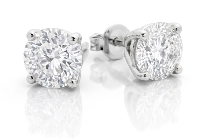 Due orecchini punto luce con diamanti rotondi taglio brillante montati su castone in oro bianco.